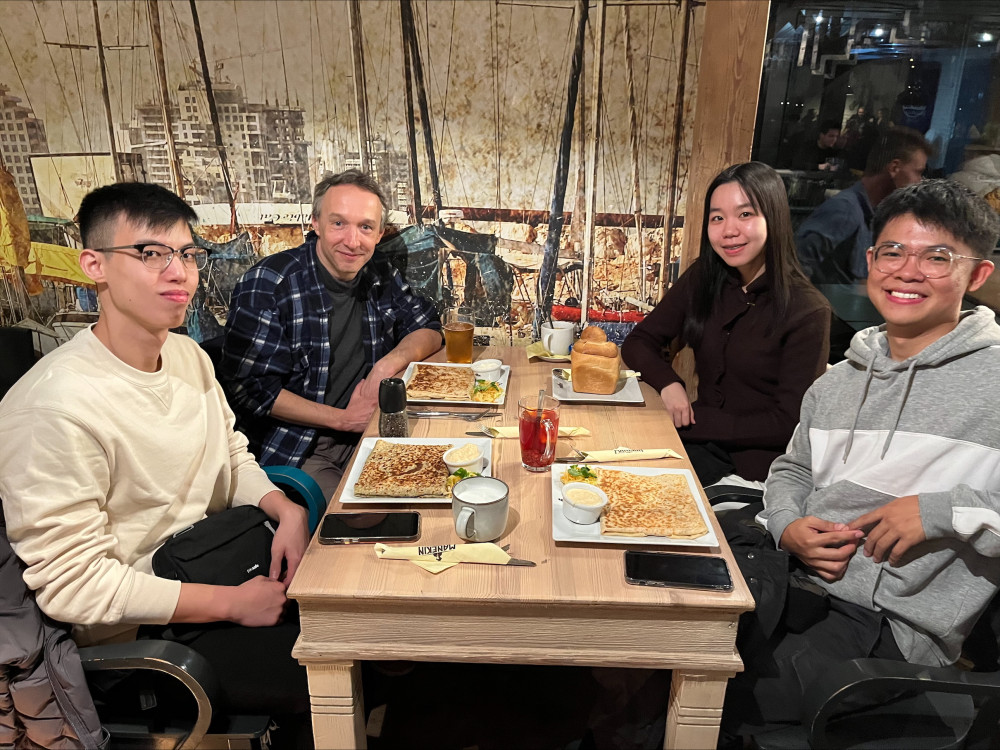 from the left: Thurston Foo Weng Nerng, prof. dr hab. Tomasz Paterek, Chin Yun Ten, Liew Dek Hao four people sitting at a table