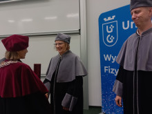 The Vice-Rector hands the diploma to Dr hab. Anita Dąbrowska