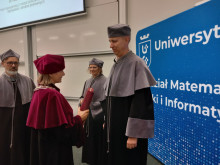 The Vice-Rector hands the diploma to Dr hab. Rafał Lutowski