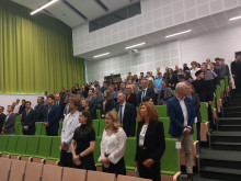the audience stands up during the students' oath